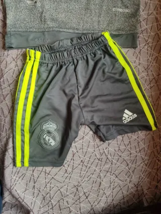 Conjunto Real Madrid niño Adidas gris verde