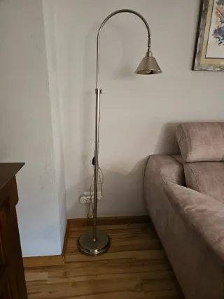 Lámpara de pie metal color plata.