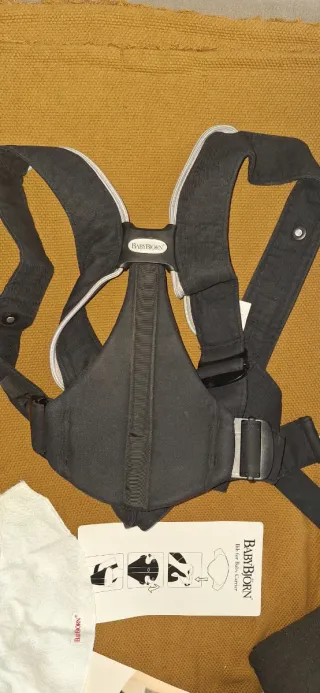 Mochila portabebés BabyBjörn con accesorios