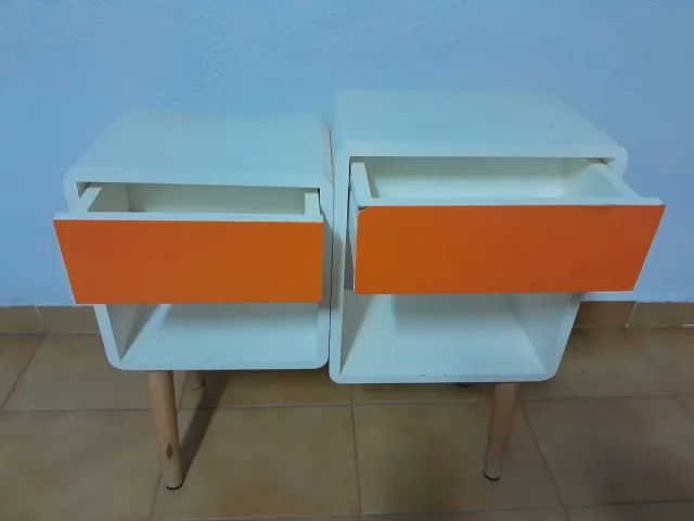 Mueble auxiliar blanco y naranja