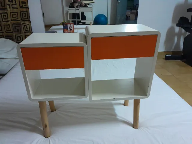 Mueble auxiliar blanco y naranja