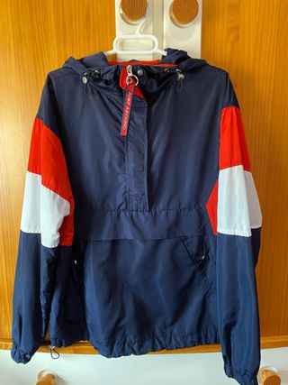 Chaqueta impermeable azul marino y rojo