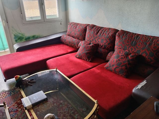 Sofá chaise longue marrón y rojo