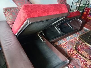 Sofá chaise longue marrón y rojo