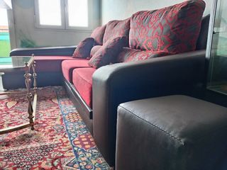 Sofá chaise longue marrón y rojo