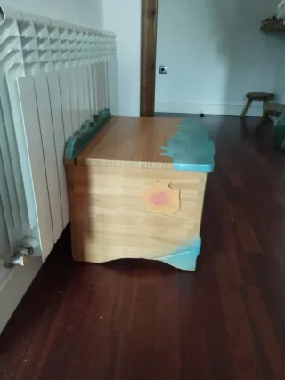 Baúl de madera para juguetes.