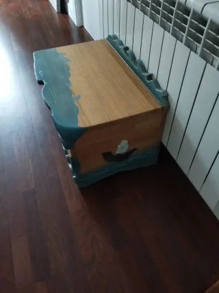 Baúl de madera para juguetes.