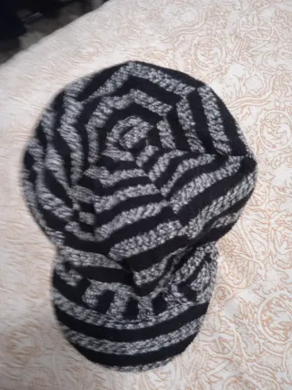 Gorro de lana gris y negro