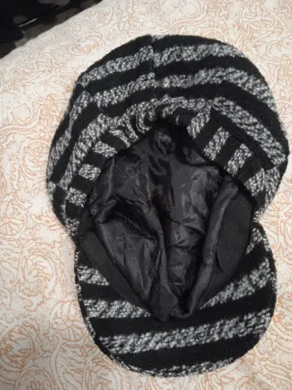 Gorro de lana gris y negro