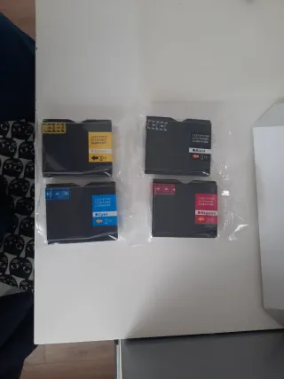 Cartuchos de tinta para impresora, precintados.