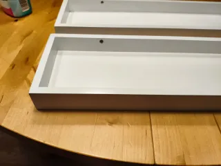 Scaffali a parete bianchi (in legno)