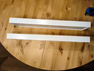 Scaffali a parete bianchi (in legno)