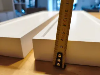 Scaffali a parete bianchi (in legno)