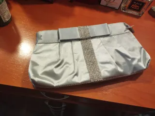 Bolso de fiesta raso gris con brillantes