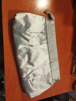 Bolso de fiesta raso gris con brillantes