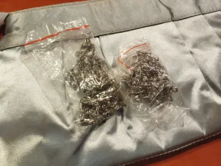 Bolso de fiesta raso gris con brillantes