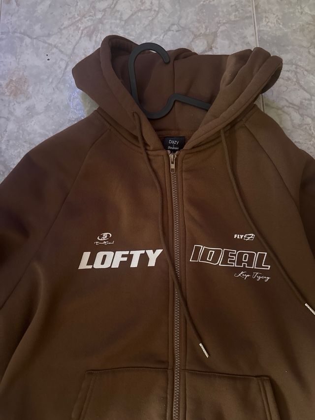 Chaqueta marrón con cremallera y capucha