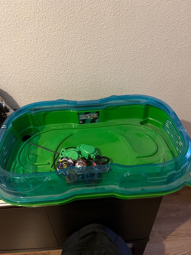 Beyblade: Peonzas y Circuito