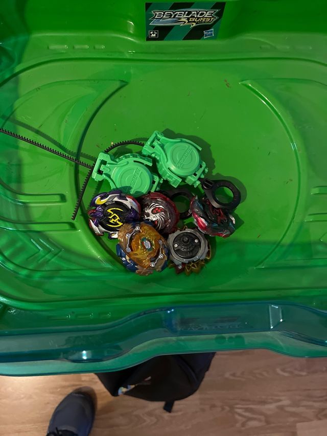 Beyblade: Peonzas y Circuito