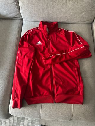 Chaqueta deportiva Adidas roja.