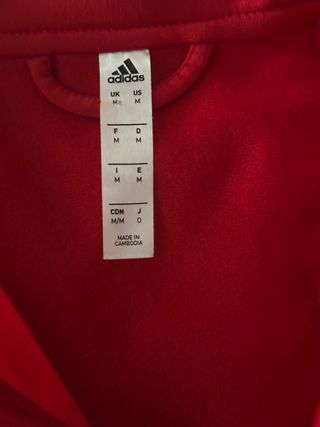 Chaqueta deportiva Adidas roja.