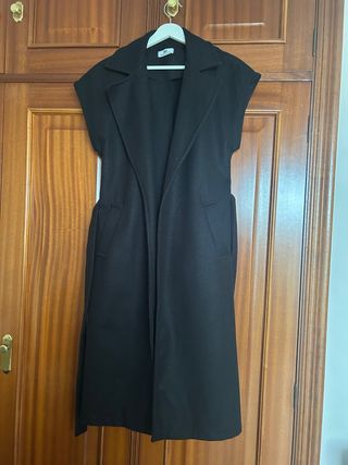 Abrigo negro sin mangas