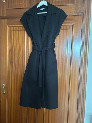 Abrigo negro sin mangas