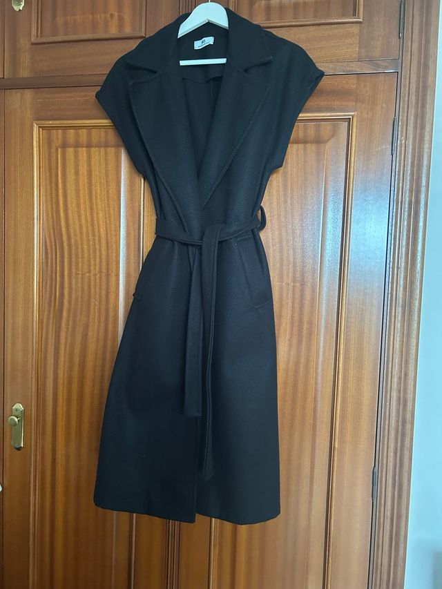 Abrigo negro sin mangas