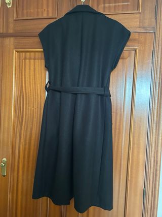 Abrigo negro sin mangas