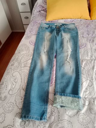 Dos vaqueros desgastados con encaje
