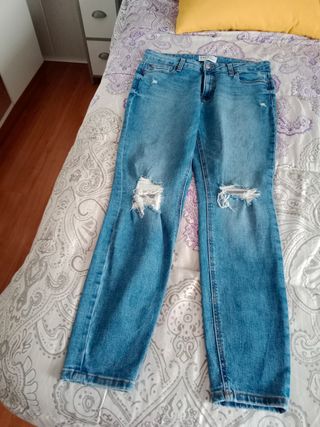 Dos vaqueros desgastados con encaje