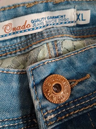 Dos vaqueros desgastados con encaje