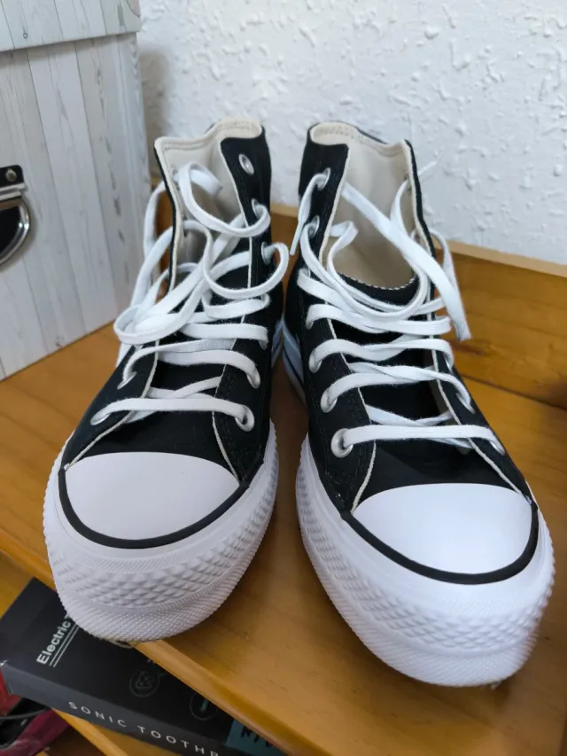 Converse nere con piattaforma