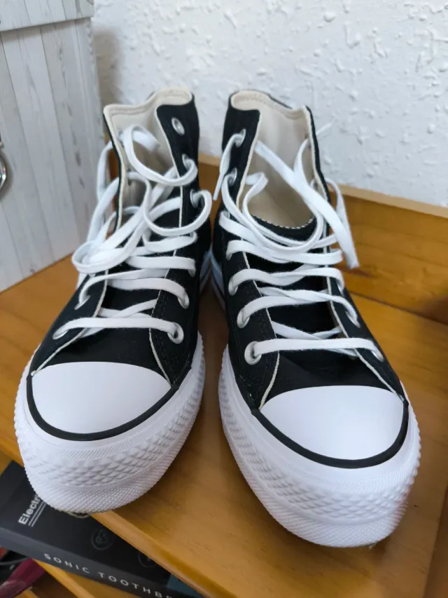 Converse nere con piattaforma