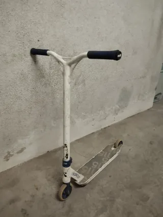 Patinete sacrifice, patinete oxelo y casco.