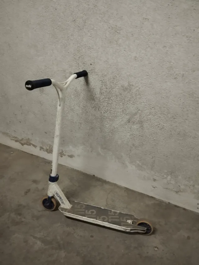 Patinete sacrifice, patinete oxelo y casco.