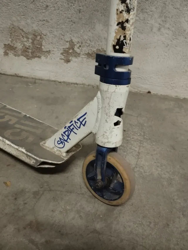 Patinete sacrifice, patinete oxelo y casco.