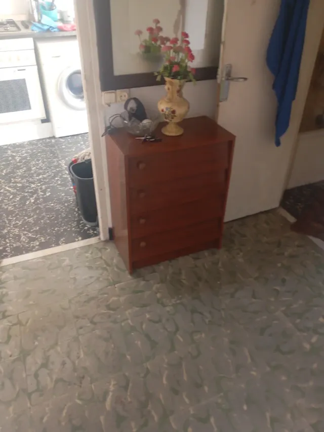 Mueble de madera marrón