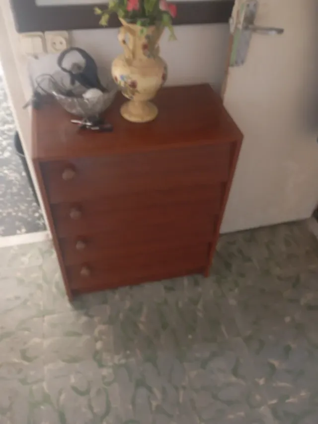 Mueble de madera marrón