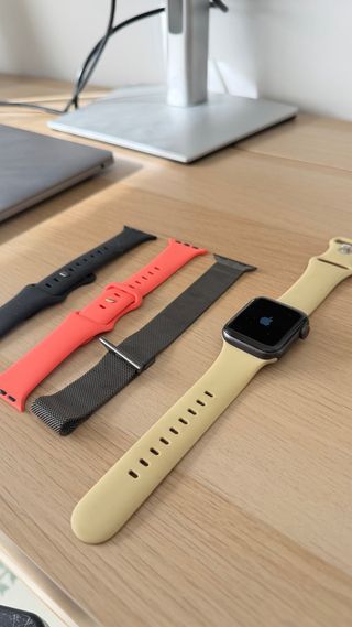 Apple Watch SE con 4 cinturini