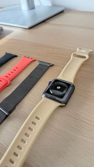 Apple Watch SE con 4 cinturini