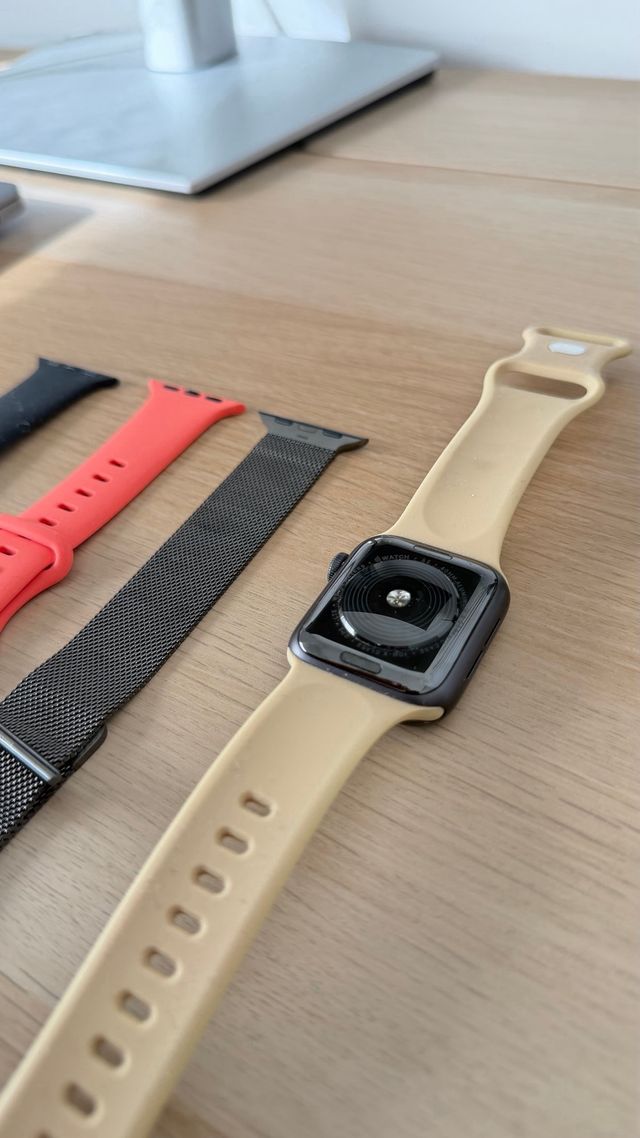 Apple Watch SE con 4 correas