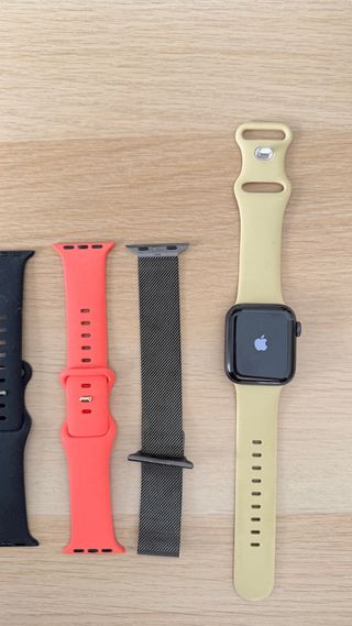 Apple Watch SE con 4 cinturini