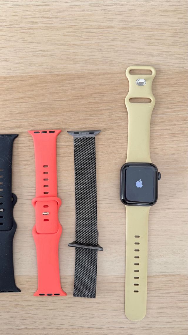 Apple Watch SE con 4 correas