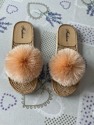Sandalias planas beige y naranja con pompón