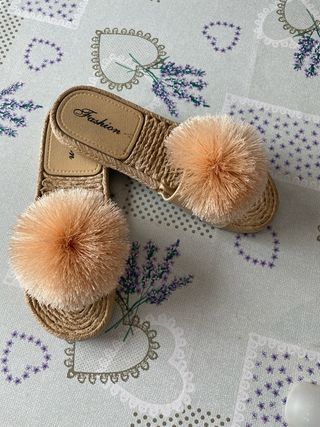 Sandalias planas beige y naranja con pompón