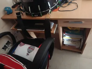 Escritorio de madera con bandeja para guardar cosa