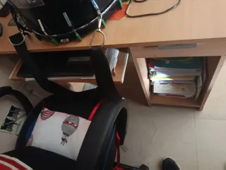 Escritorio de madera con bandeja para guardar cosa