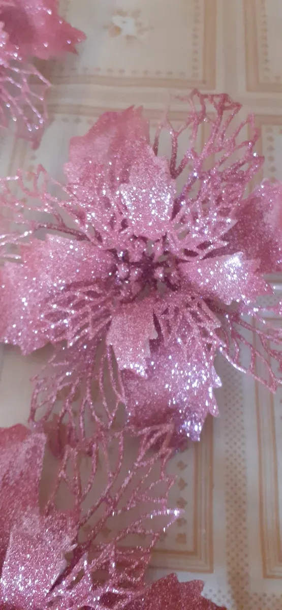 Decorazioni Natalizie con Fiori Rosa e Dorati