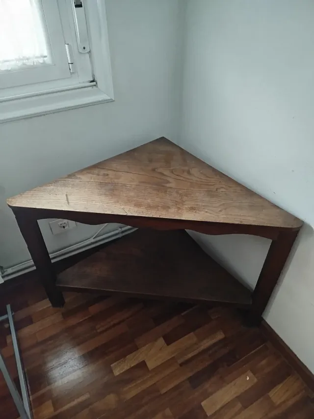 Mesa esquinera de madera
